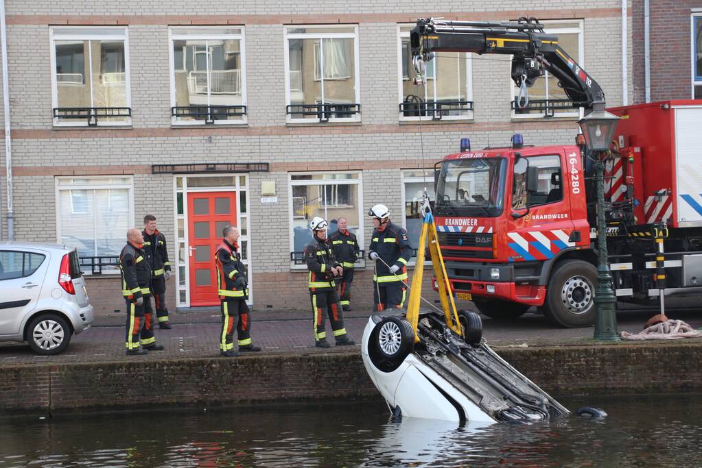 Drie inzittende halen natpak nadat auto te water is geraakt