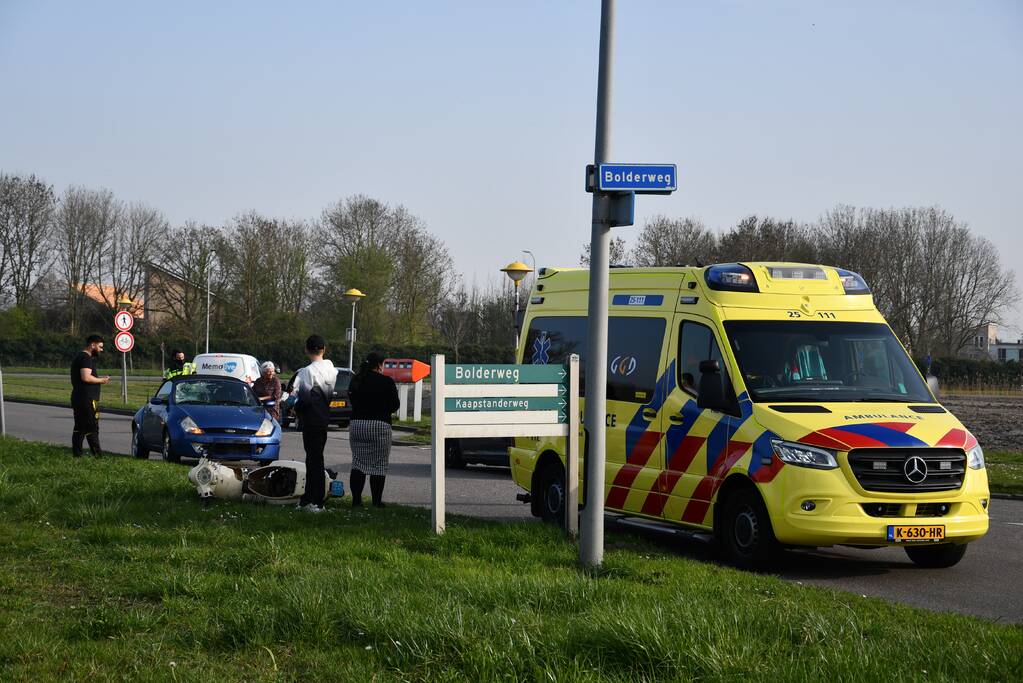 Automobiliste botst op scooterrijder