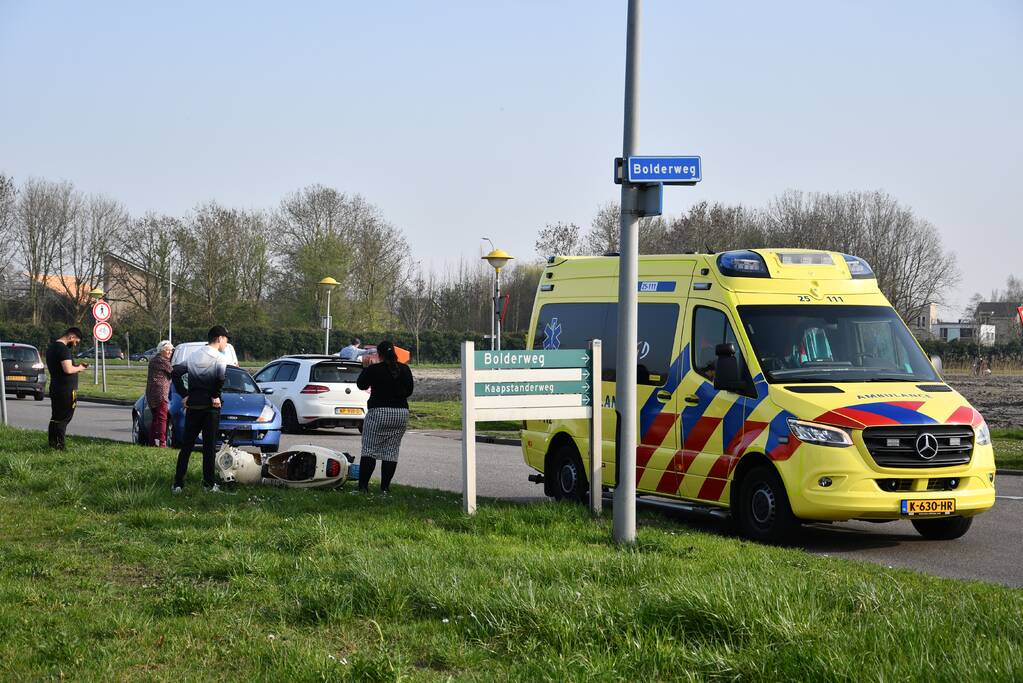 Automobiliste botst op scooterrijder