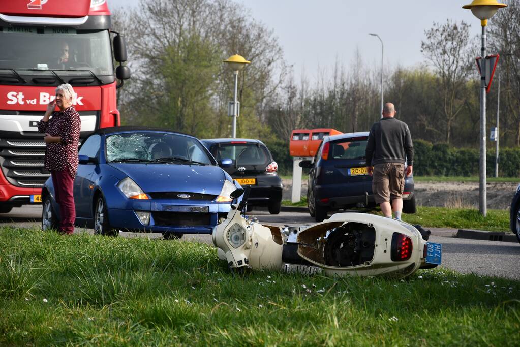 Automobiliste botst op scooterrijder