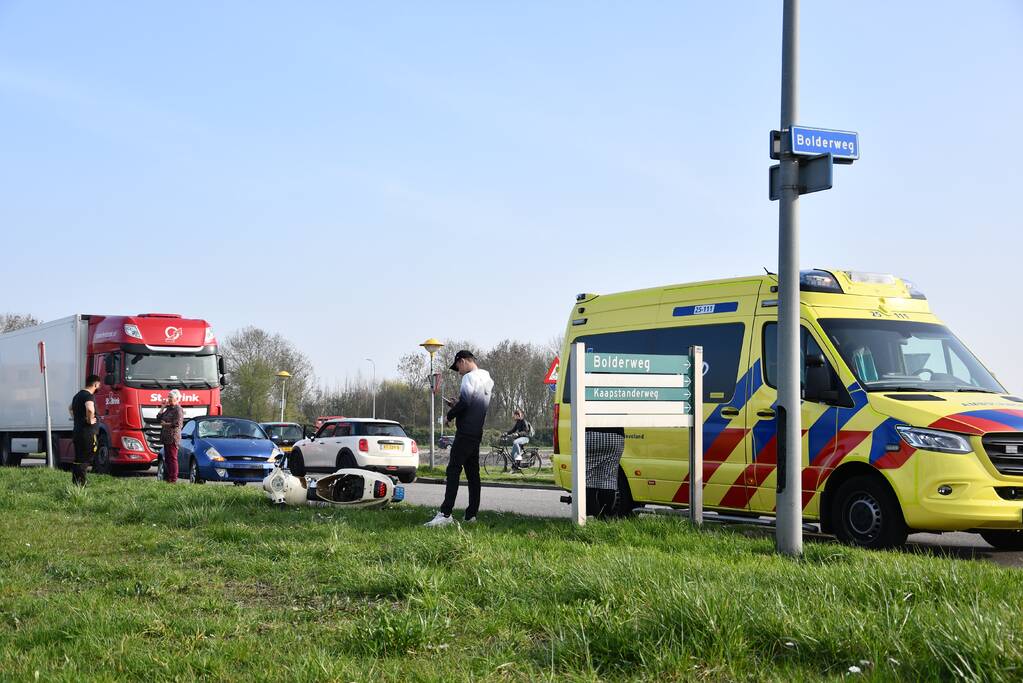 Automobiliste botst op scooterrijder