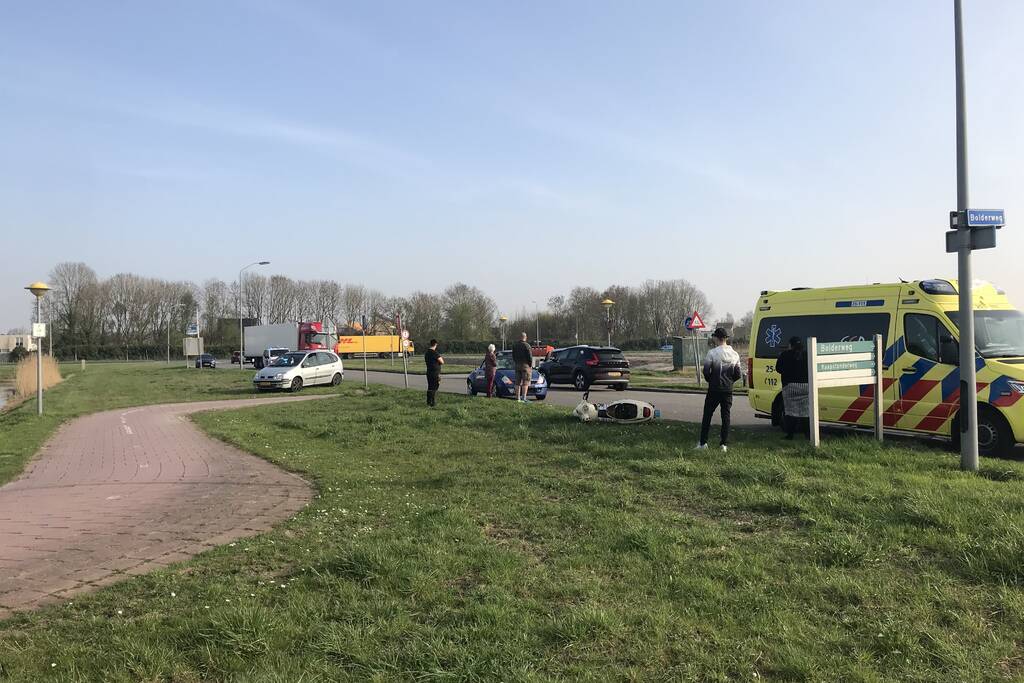 Automobiliste botst op scooterrijder