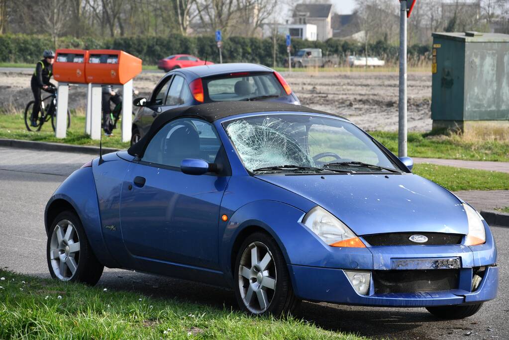 Automobiliste botst op scooterrijder