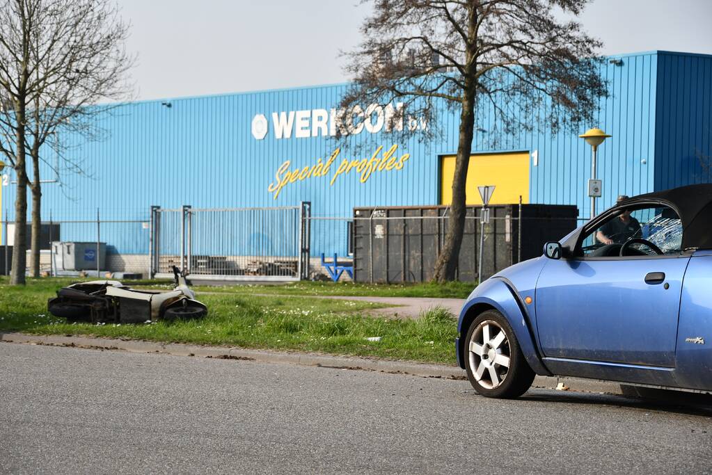 Automobiliste botst op scooterrijder