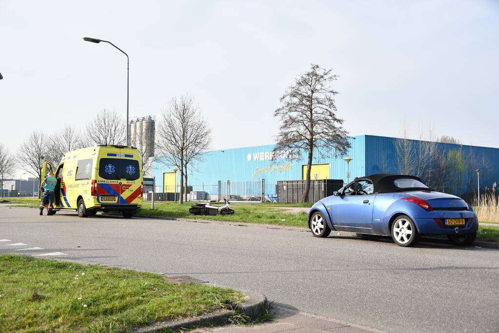 Automobiliste botst op scooterrijder