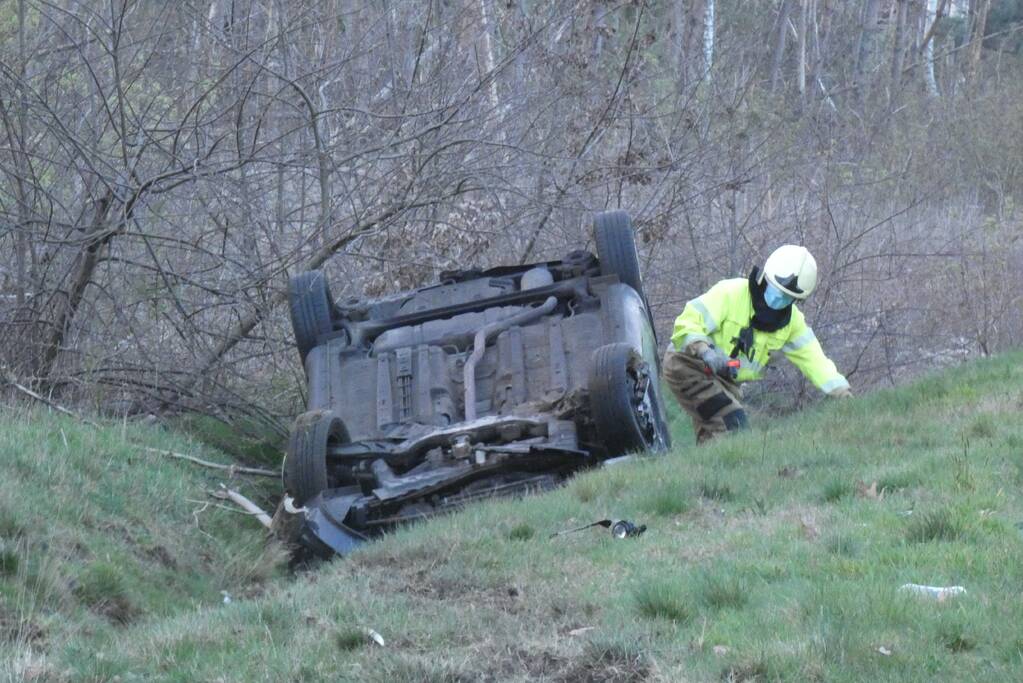 Auto op z'n kop in de sloot na ongeval
