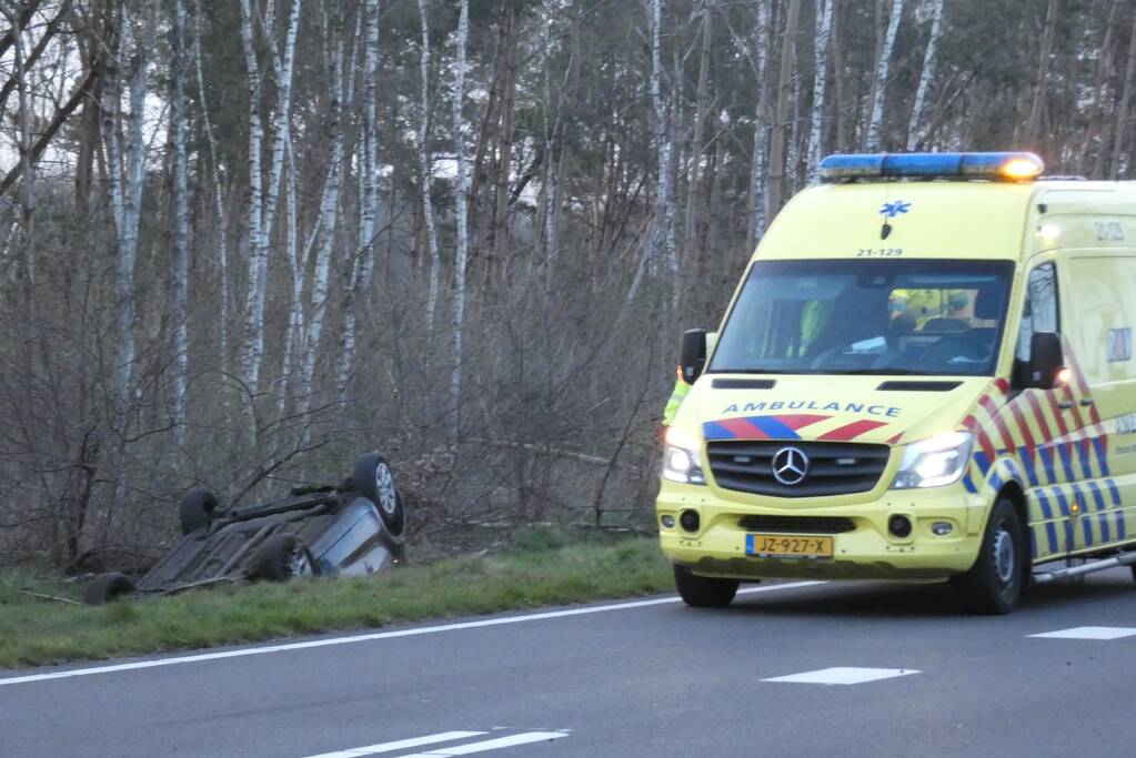 Auto op z'n kop in de sloot na ongeval