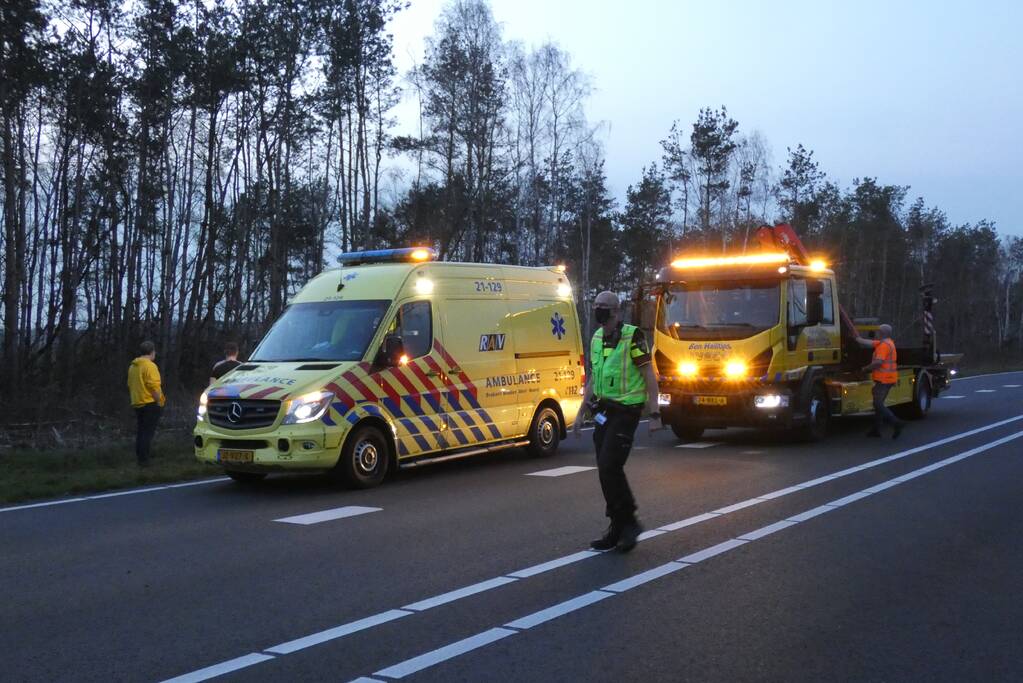 Auto op z'n kop in de sloot na ongeval