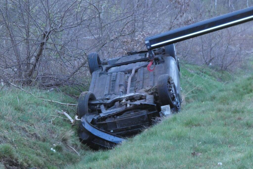 Auto op z'n kop in de sloot na ongeval