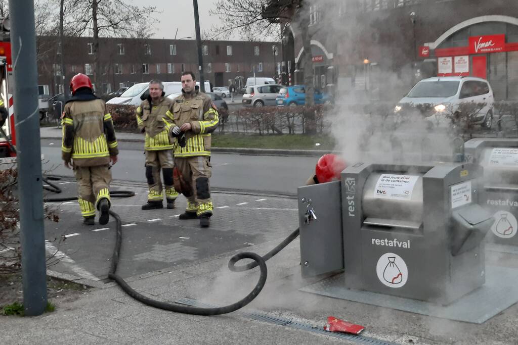 Brandweer blust brand in ondergrondse container