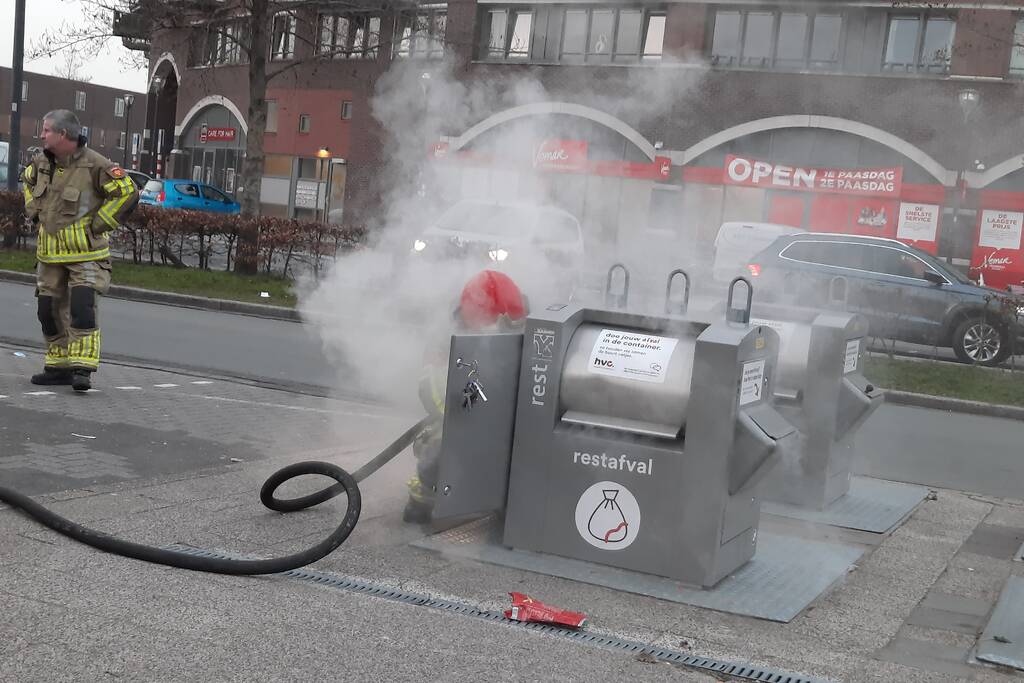Brandweer blust brand in ondergrondse container