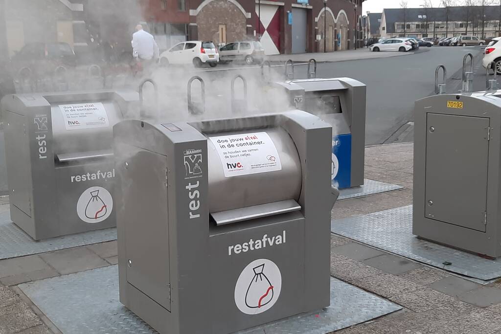 Brandweer blust brand in ondergrondse container