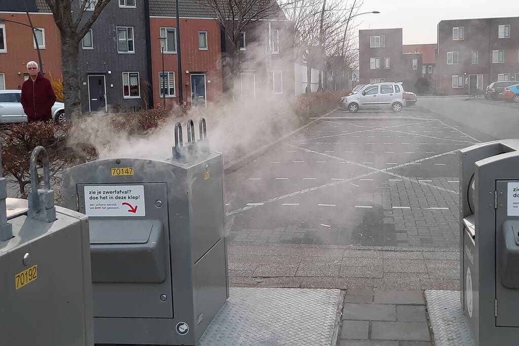 Brandweer blust brand in ondergrondse container