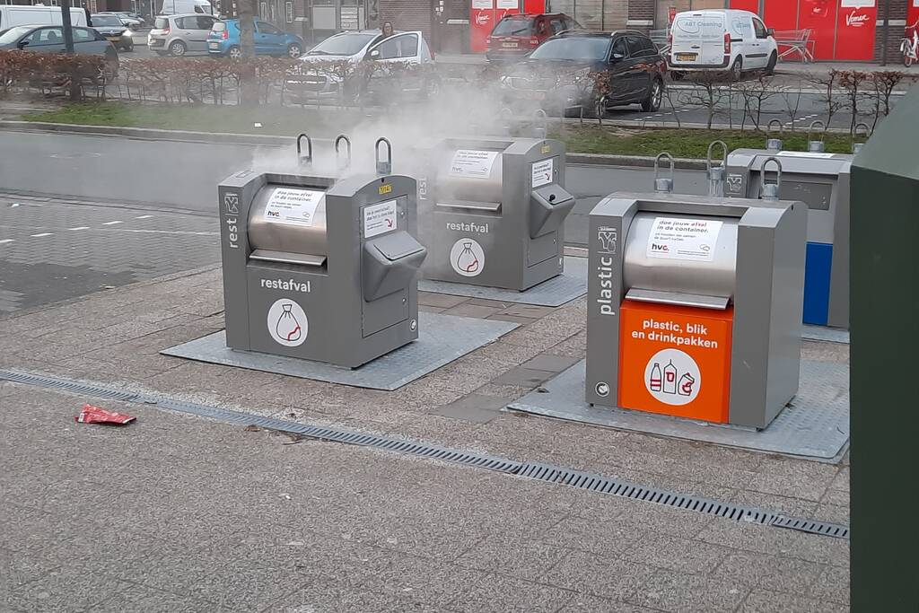 Brandweer blust brand in ondergrondse container