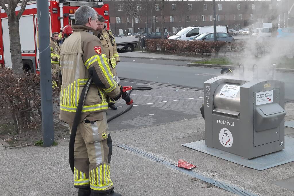 Brandweer blust brand in ondergrondse container