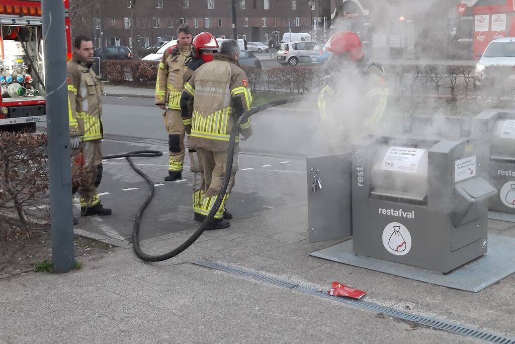 Brandweer blust brand in ondergrondse container