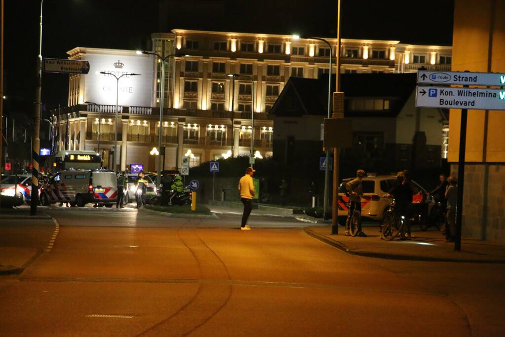 Politie veegt strand en boulevard leeg na opstootje