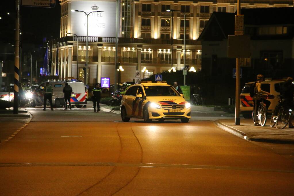 Politie veegt strand en boulevard leeg na opstootje