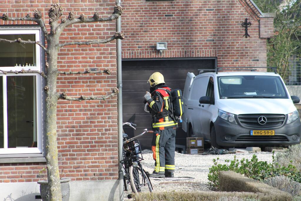 Brandweer doet onderzoek naar gaslucht in woning