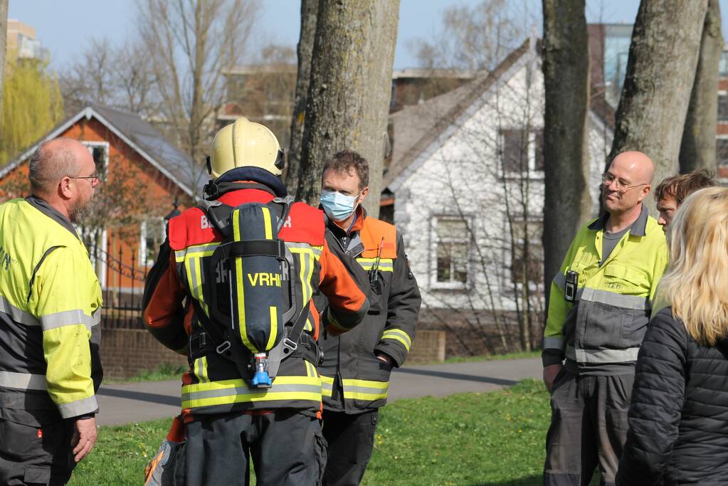 Brandweer doet onderzoek naar gaslucht in woning