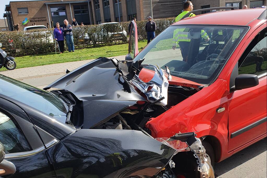 Twee auto's botsen frontaal op elkaar