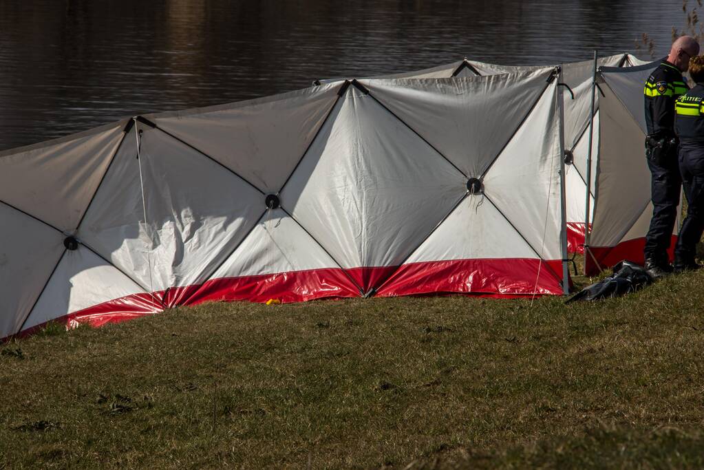 Overleden persoon aangetroffen in water