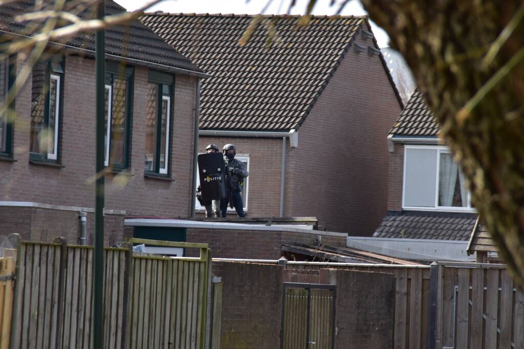Woning gewapende man omsingeld door arrestatieteam
