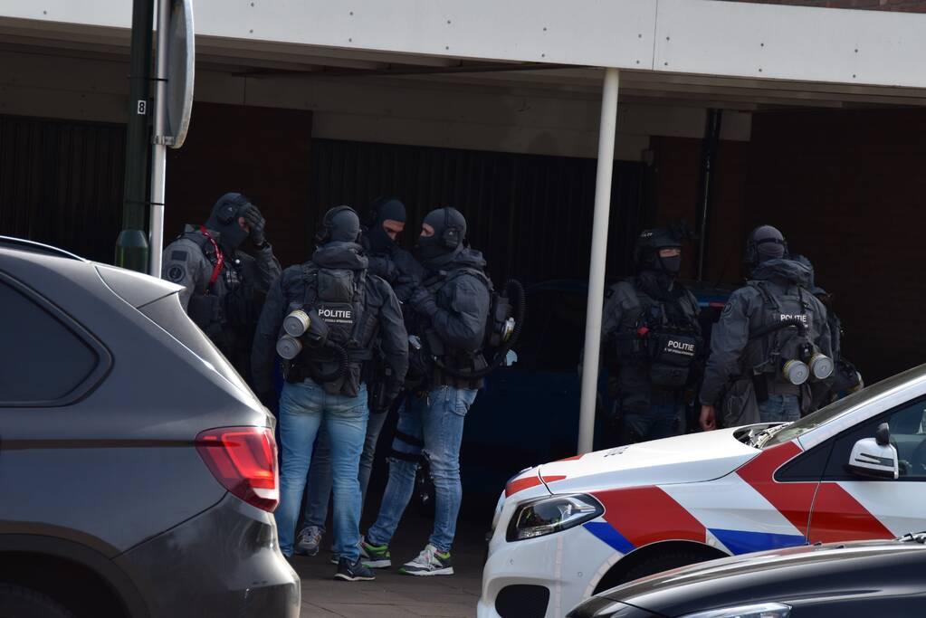 Woning gewapende man omsingeld door arrestatieteam