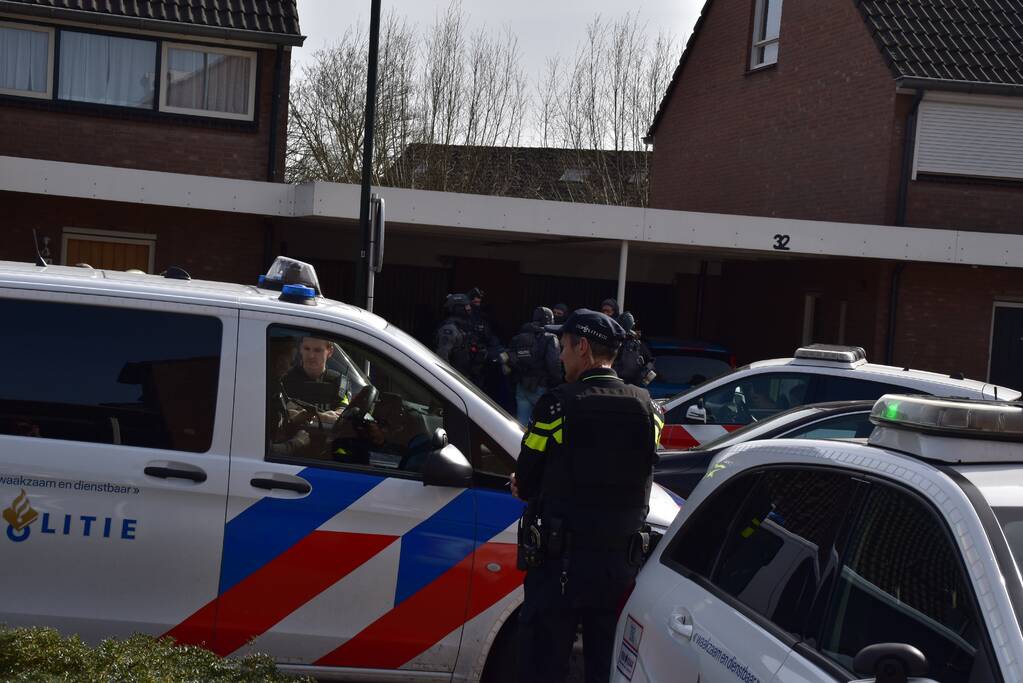 Woning gewapende man omsingeld door arrestatieteam
