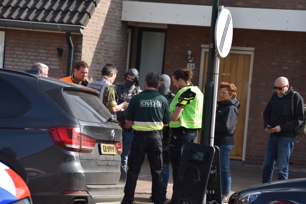 Woning gewapende man omsingeld door arrestatieteam