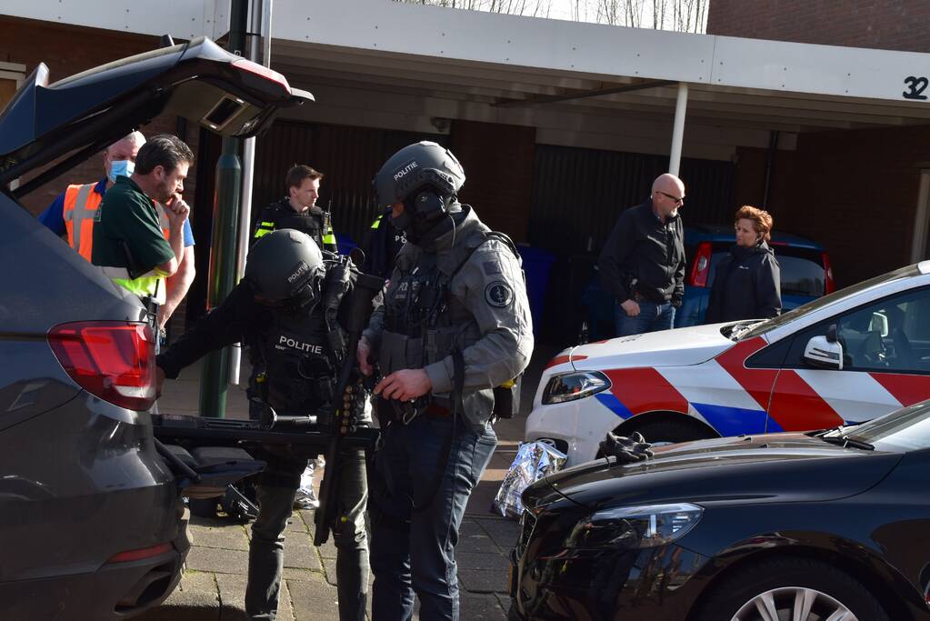 Woning gewapende man omsingeld door arrestatieteam