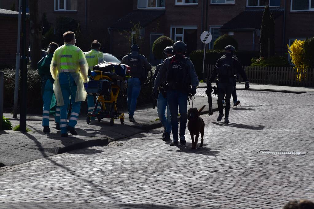 Woning gewapende man omsingeld door arrestatieteam