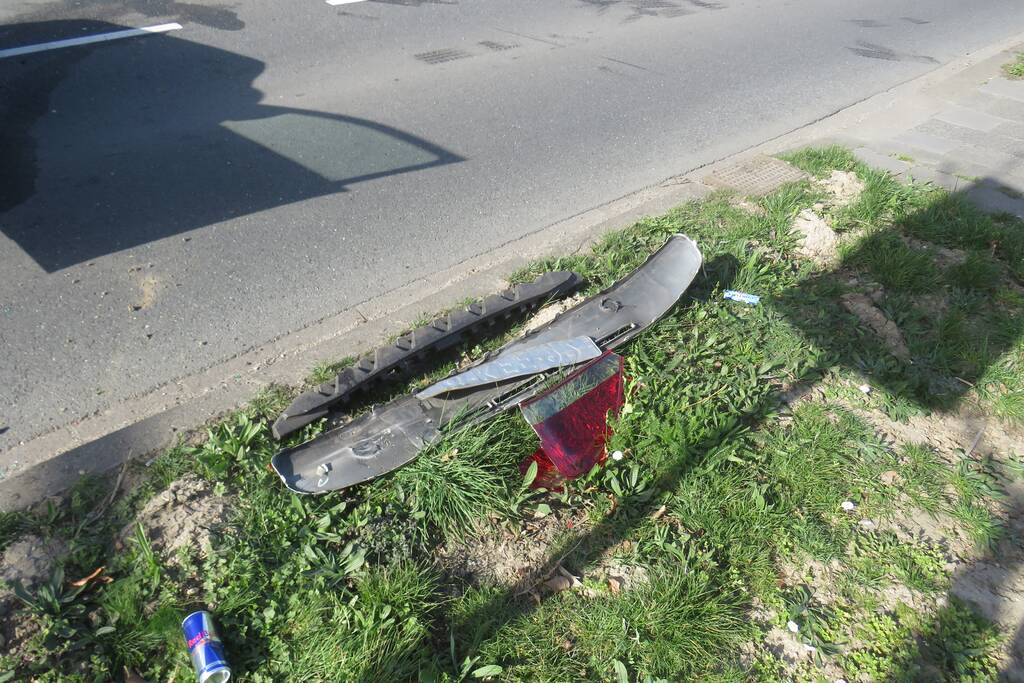 Drie voertuigen botsen op elkaar