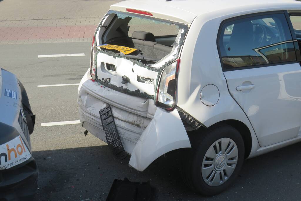 Drie voertuigen botsen op elkaar