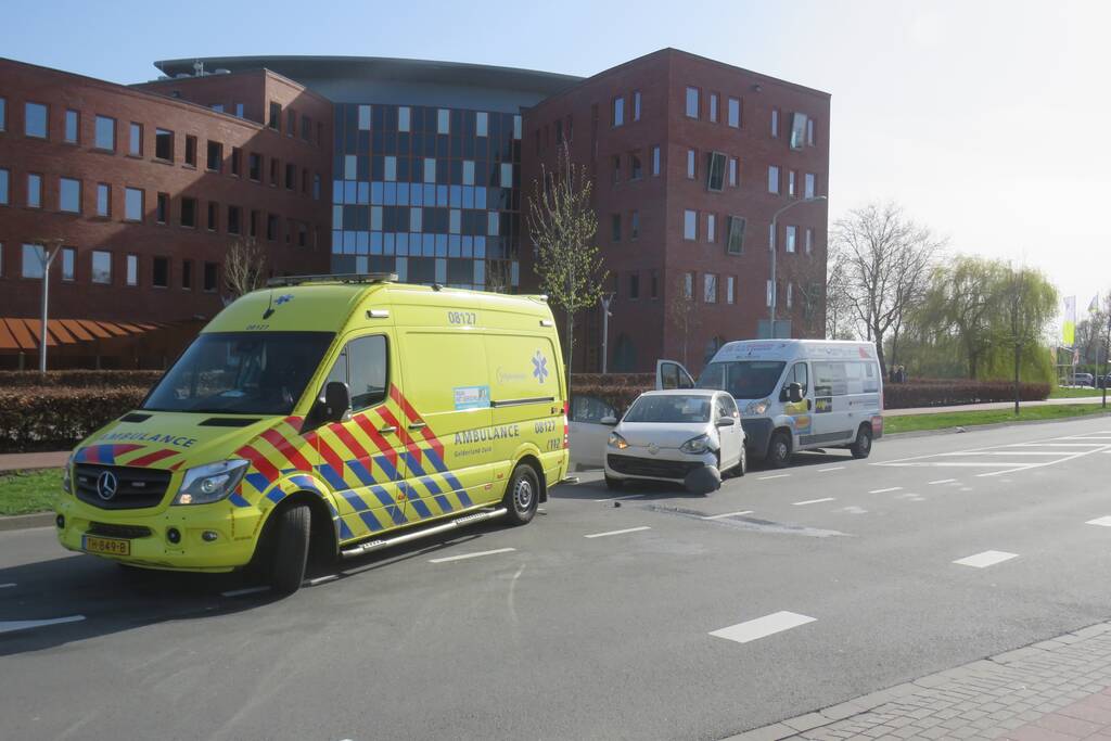 Drie voertuigen botsen op elkaar