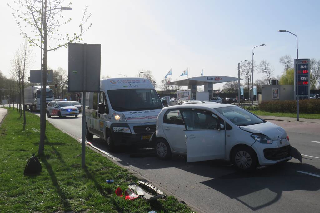 Drie voertuigen botsen op elkaar