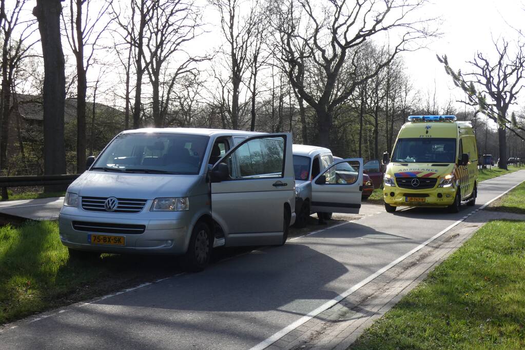 Twee bestelbussen en personenwagen botsen op elkaar