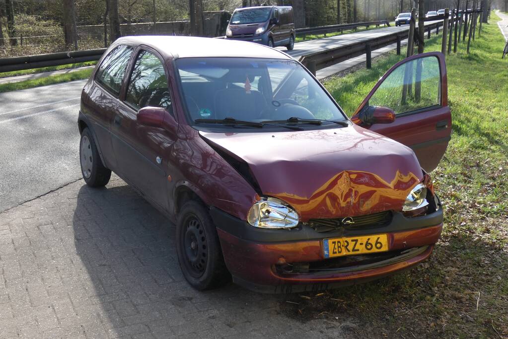 Twee bestelbussen en personenwagen botsen op elkaar
