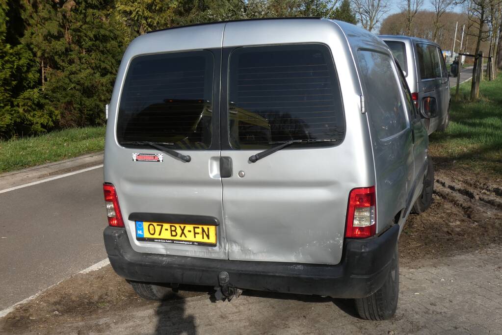 Twee bestelbussen en personenwagen botsen op elkaar