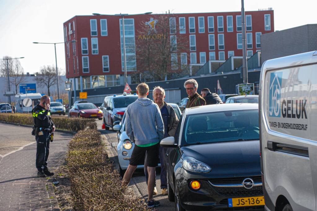 Kop-staart aanrijding met meerdere voertuigen
