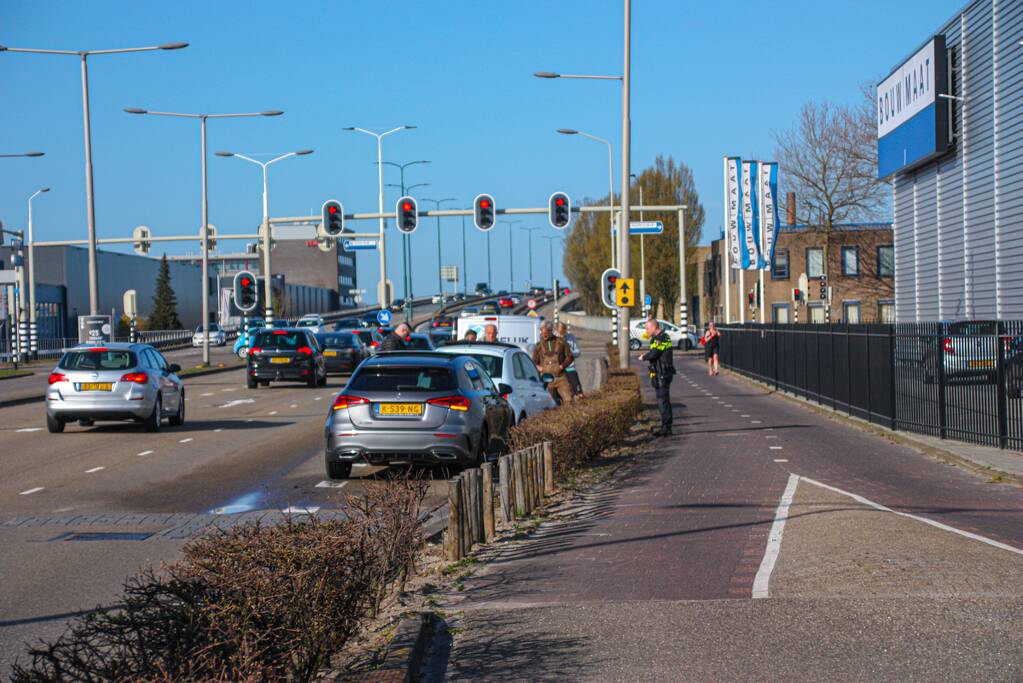 Kop-staart aanrijding met meerdere voertuigen