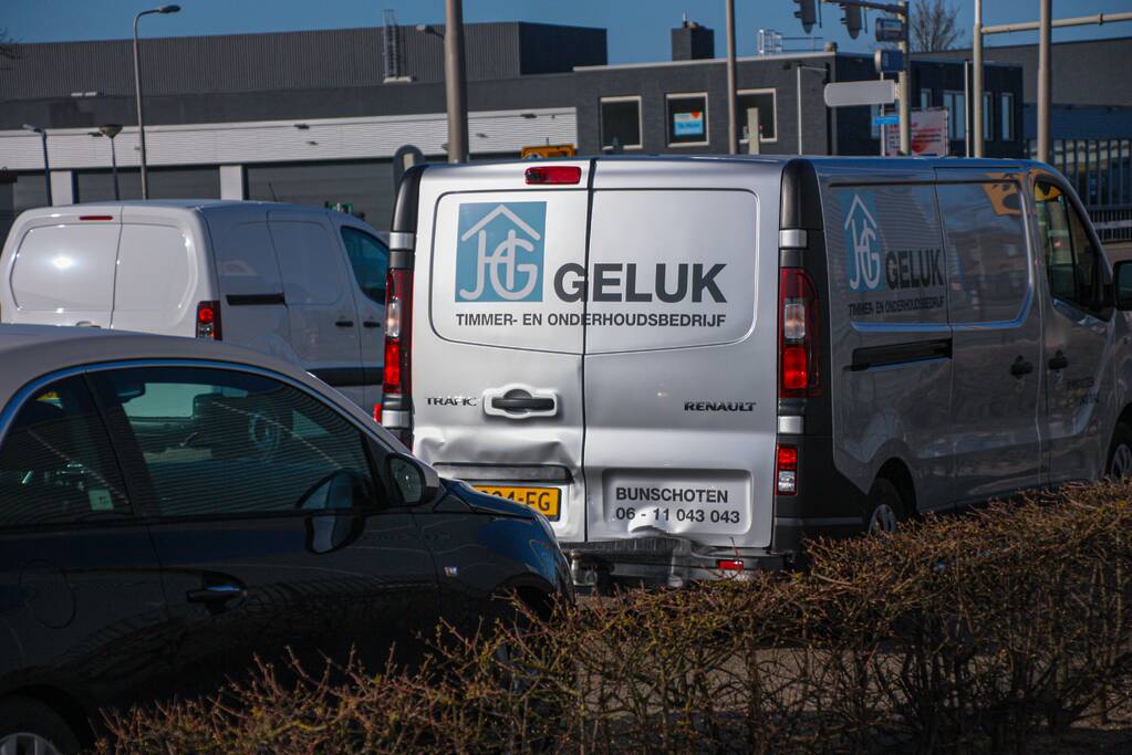 Kop-staart aanrijding met meerdere voertuigen