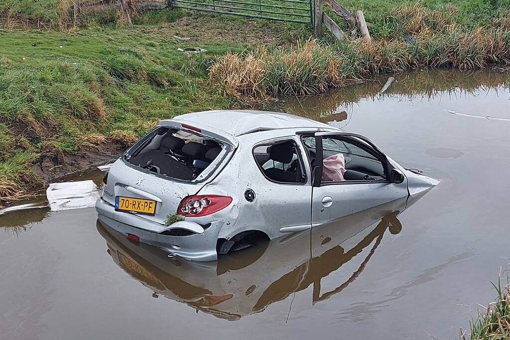 Automobilist raakt met auto te water
