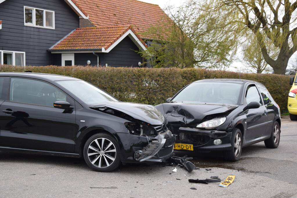 Veel schade bij verkeersongeval