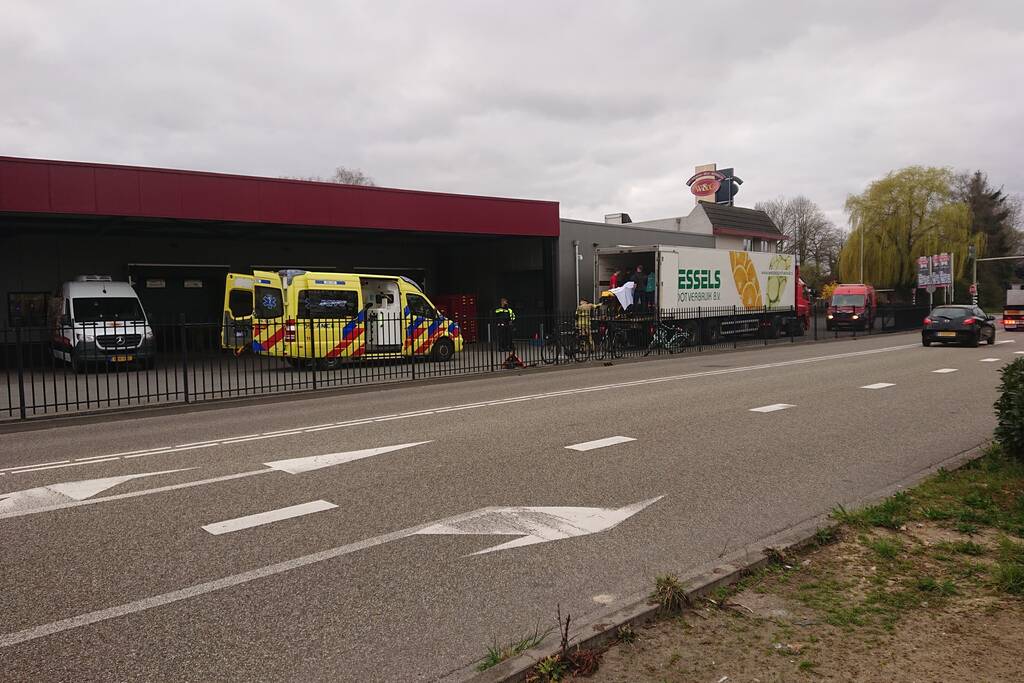 Traumahelikopter landt voor persoon in vrachtwagentrailer
