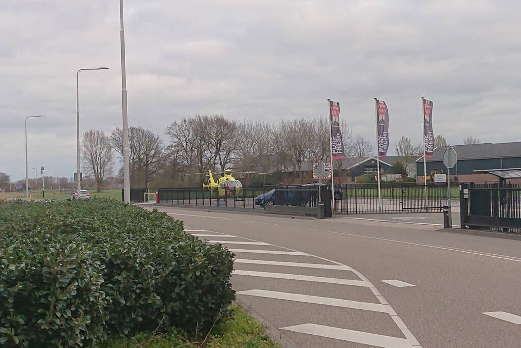 Traumahelikopter landt voor persoon in vrachtwagentrailer