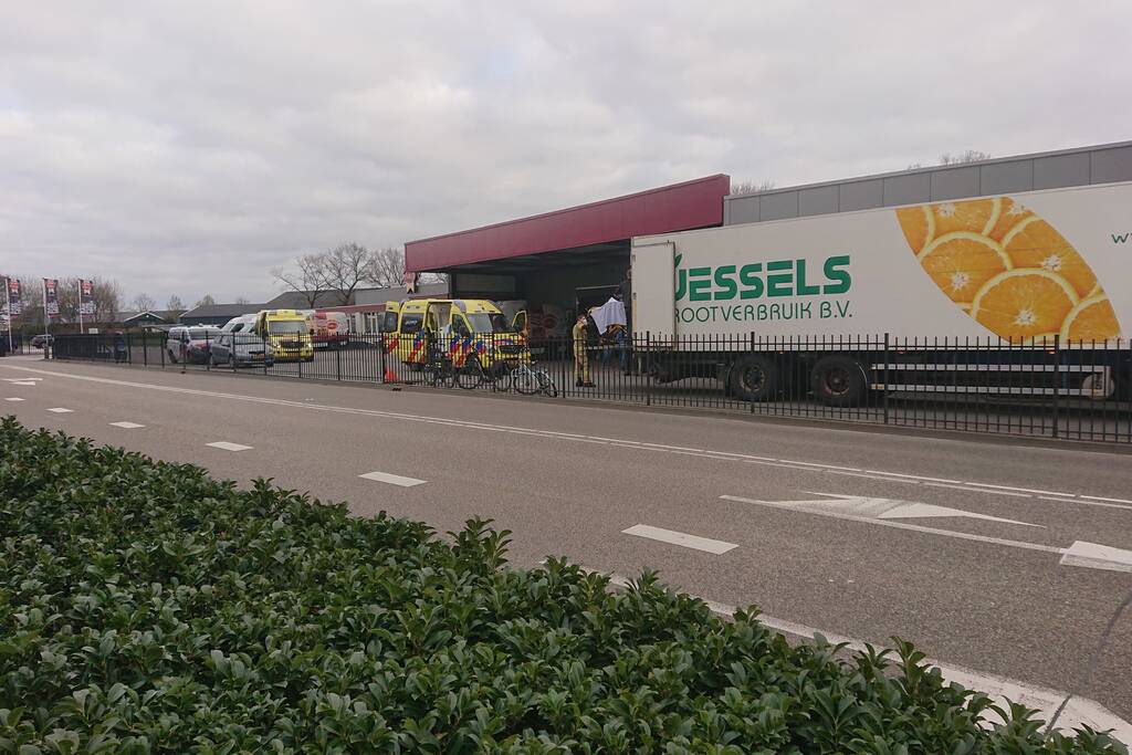 Traumahelikopter landt voor persoon in vrachtwagentrailer