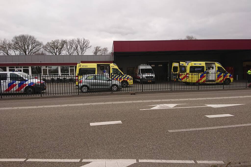 Traumahelikopter landt voor persoon in vrachtwagentrailer