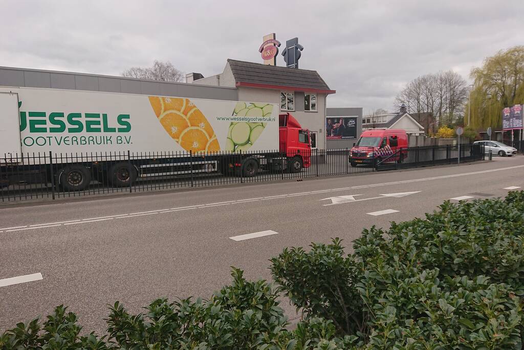 Traumahelikopter landt voor persoon in vrachtwagentrailer