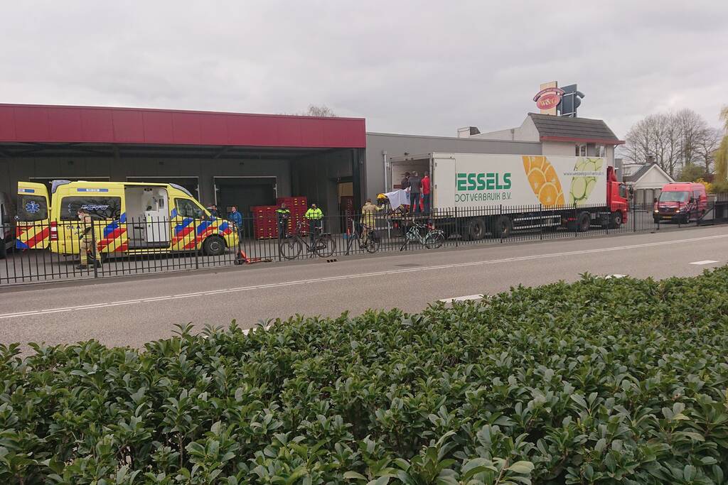 Traumahelikopter landt voor persoon in vrachtwagentrailer